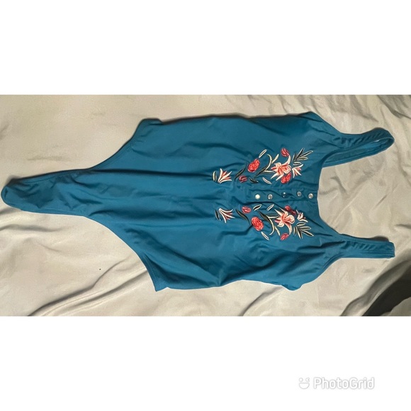 Swimsuit sets selling all together - Picture 4 of 4